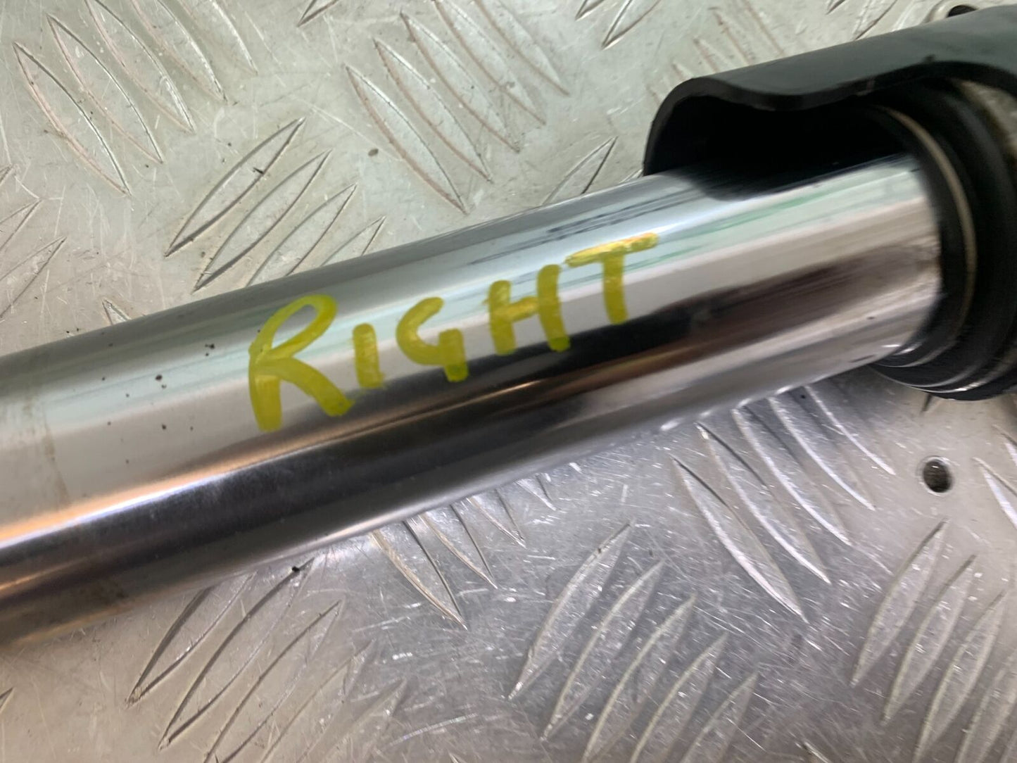 HONDA CBR1100 BLACKBIRD RIGHT FORK YEAR 1996-1998 (CMB1017)
