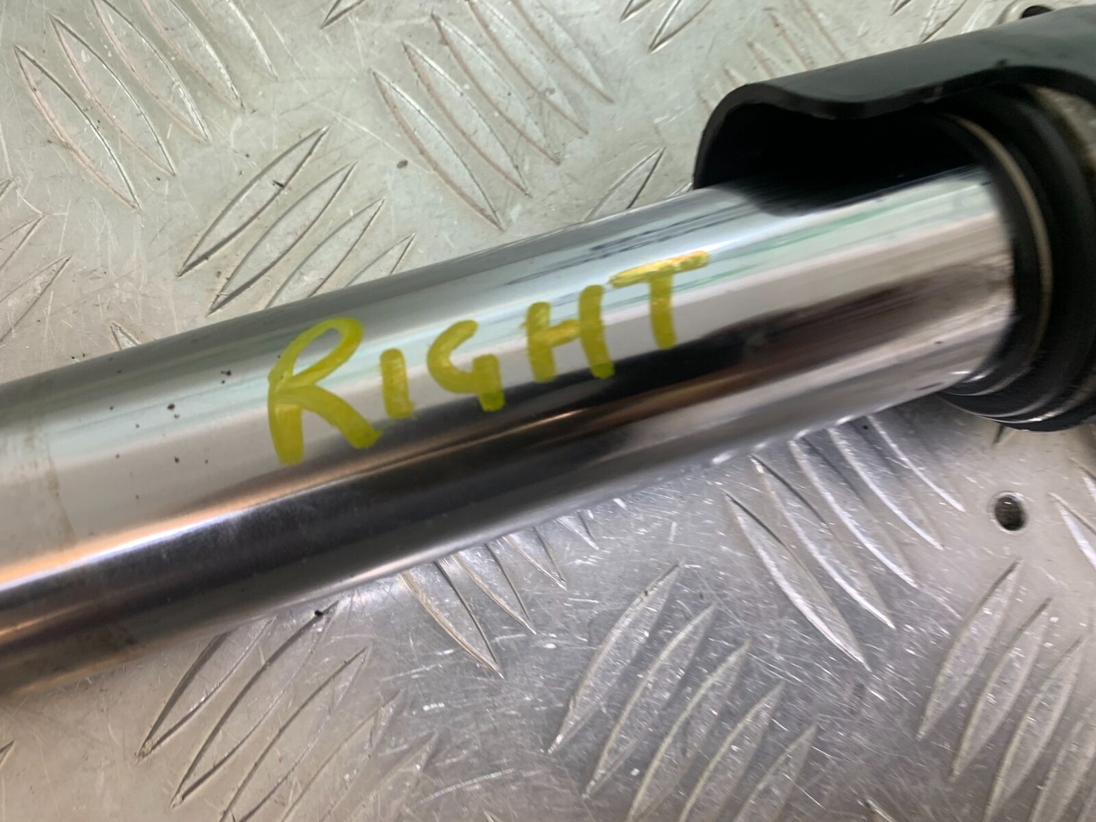 HONDA CBR1100 BLACKBIRD RIGHT FORK YEAR 1996-1998 (CMB1017)