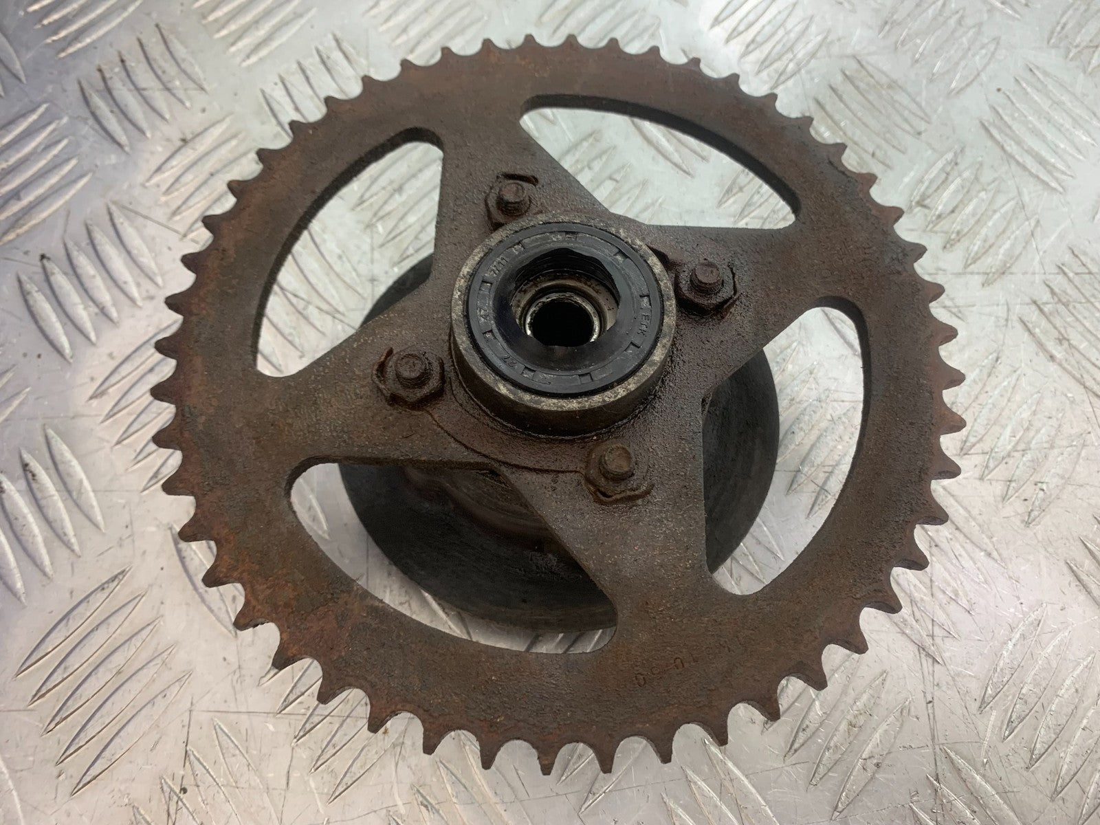 SINNIS TERRAIN 125 SPROCKET CARRIER YEAR 2017-2020 (CMB1241)