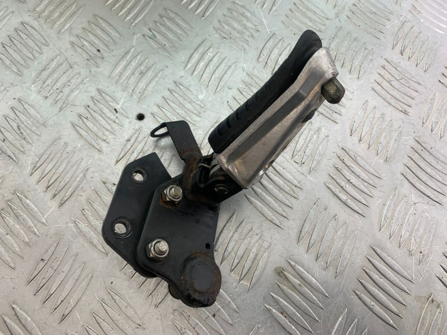 SUZUKI DL 650 V-STROM FRONT RIGHT PEG AND BRACKET  YEAR 2020 (CMB1117)