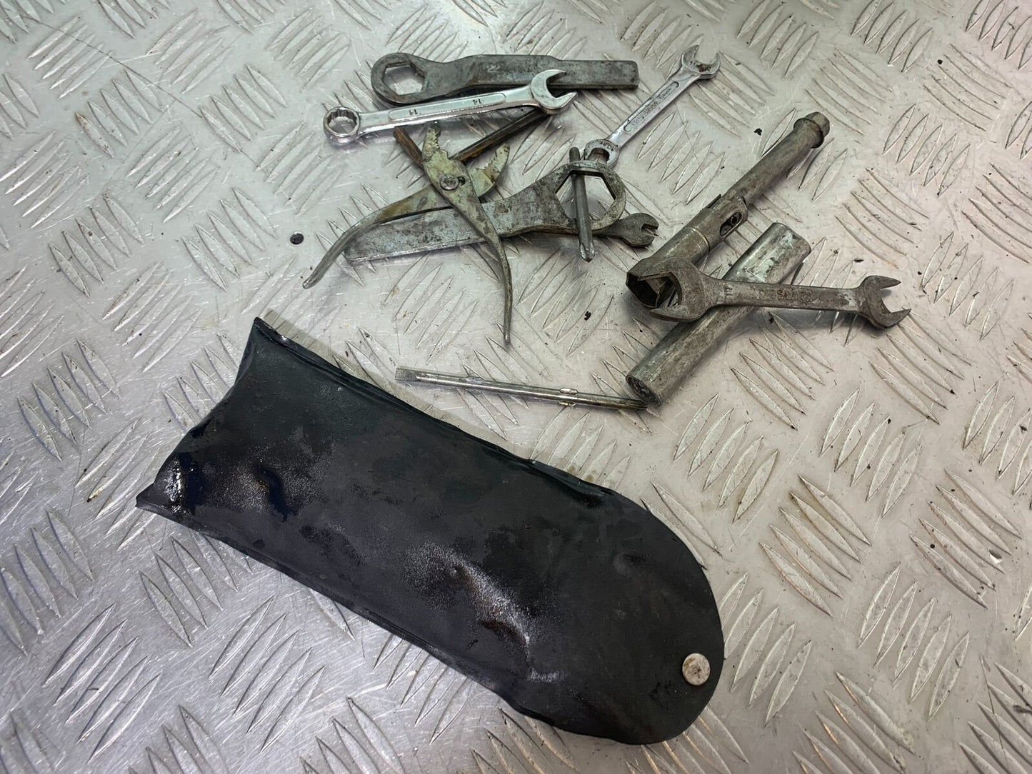 KAWASAKI Z750 ZR750 ZR-7S TOOL KIT   YEAR 1999-05 (CMB1135)