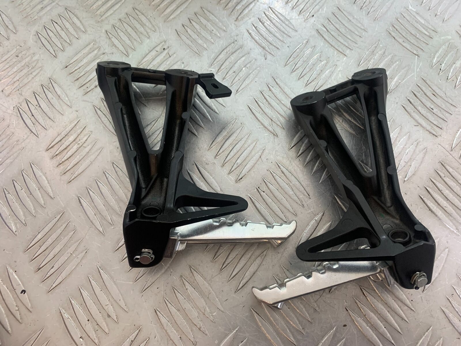 YAMAHA XSR900 XSR 900 REAR HANGERS AND PEGS  YEAR 2021-2022 (CMB1073)