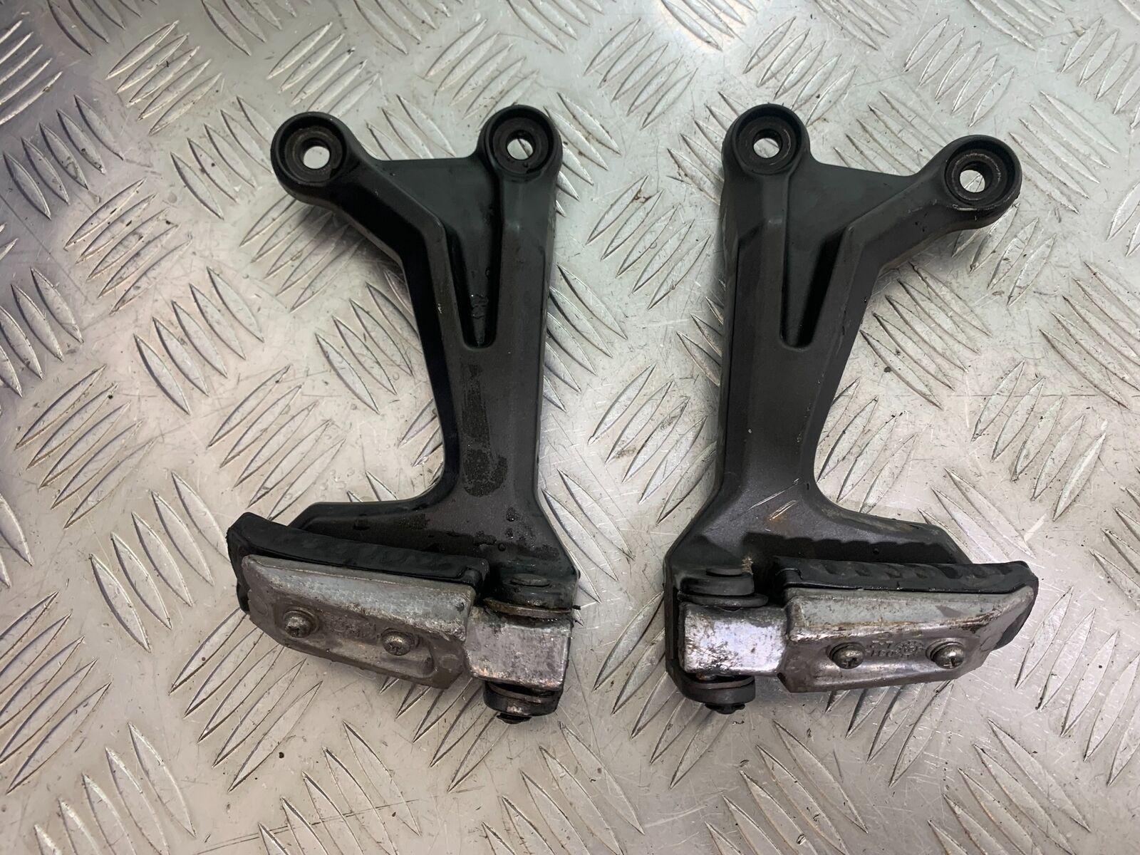 KAWASAKI Z650 ER650 KNFAN REAR HANGERS AND PEGS  YEAR 2022-2024 (CMB1112)