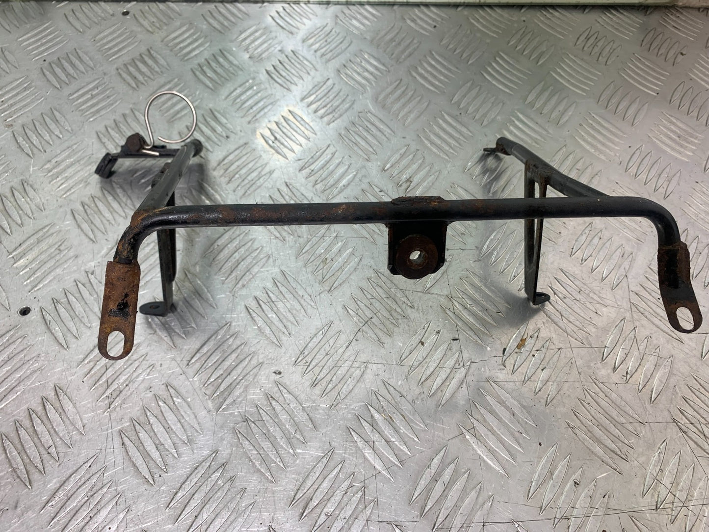 TRIUMPH 1050 SPRINT ST OIL COOLER BRACKET   2004-2007 (CMB1197)