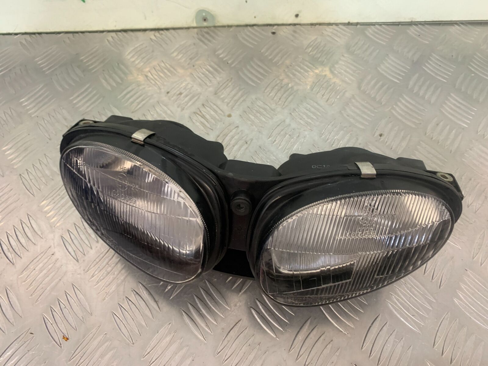 TRIUMPH 955I SPRINT RS HEADLIGHT  YEAR 1999-04 (STOCK 989)