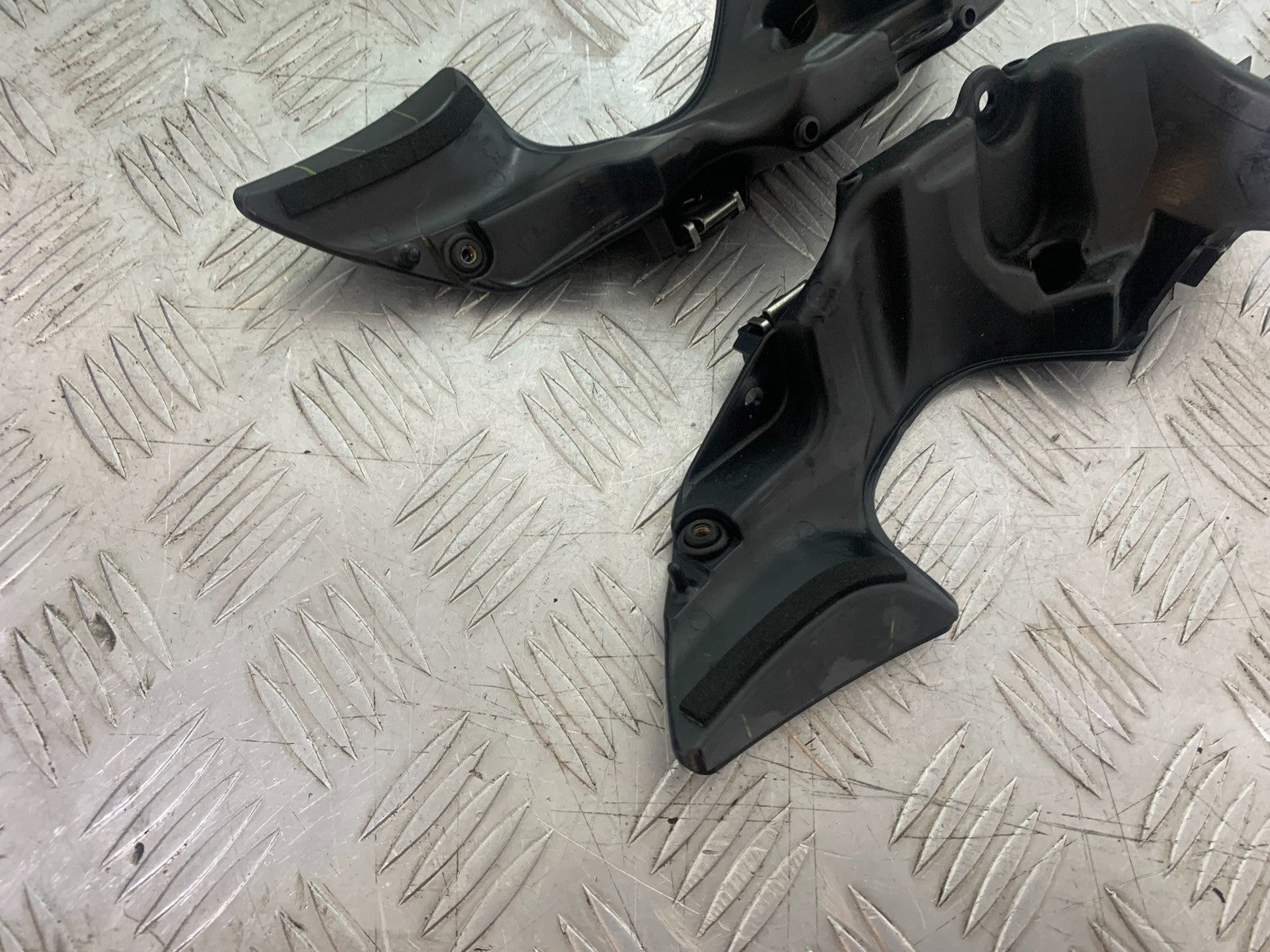 YAMAHA YZF R1 14 B BIG BANG LEFT & RIGHT INFILL PANELS   2009-14 (CMB1175)