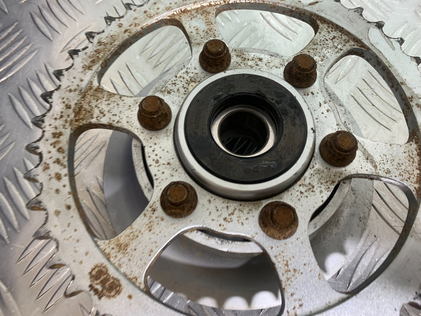 SUZUKI GSF1200  GSF 1200 BANDIT SPROCKET CARRIER  YEAR 1997-2000 (CMB1149)