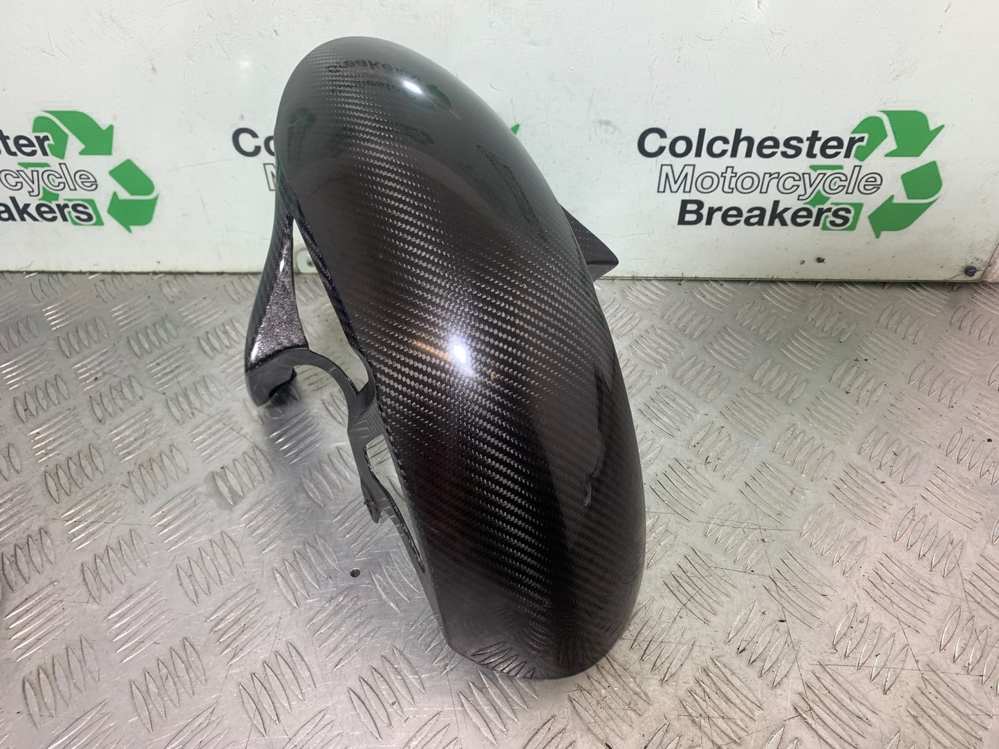 YAMAHA YZF R1 14 B BIG BANG CARBON FRONT MUDGUARD   2009-14 (CMB1175)