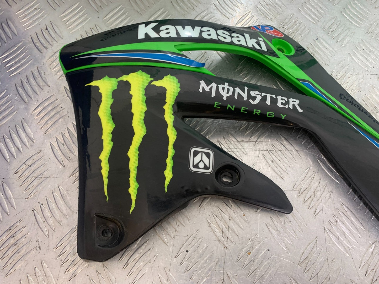KAWASAKI KXF450 KXF 450 LEFT RADIATOR COWL   YEAR 2013 CMB1217)