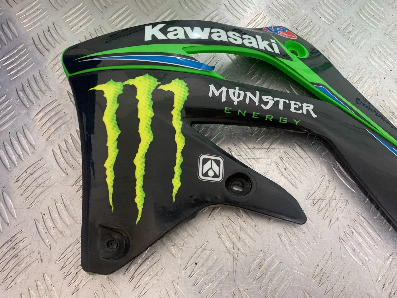 KAWASAKI KXF450 KXF 450 LEFT RADIATOR COWL   YEAR 2013 CMB1217)