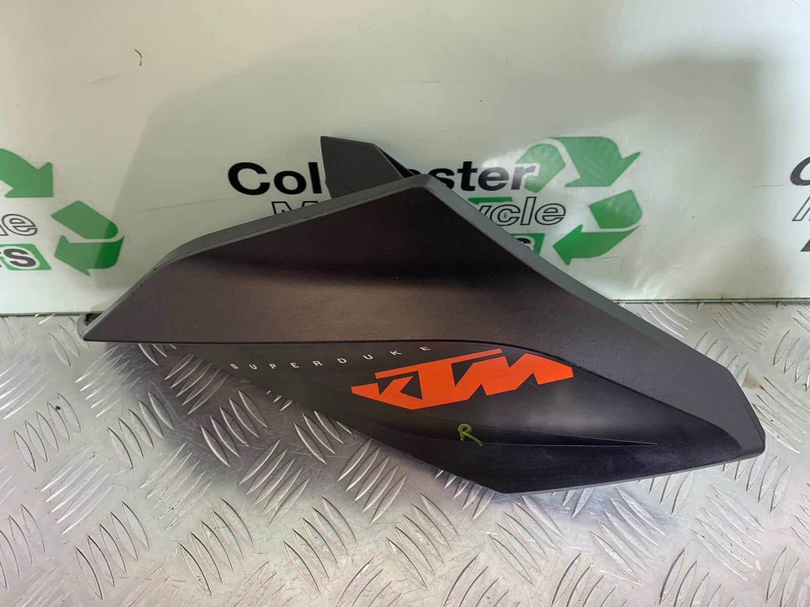 KTM 1290 SUPER DUKE RIGHT TANK COWL  YEAR 2014-2016 (CMB1006)