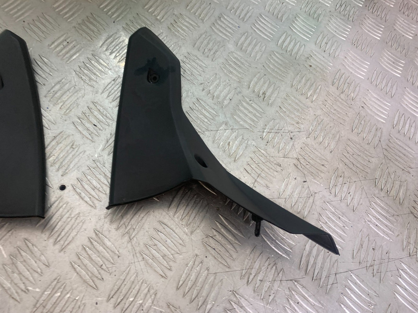 TRIUMPH 1050 SPRINT ST LEFT & RIGHT INNER TOP INFILLS   YEAR 2004-2007 (CMB1197)