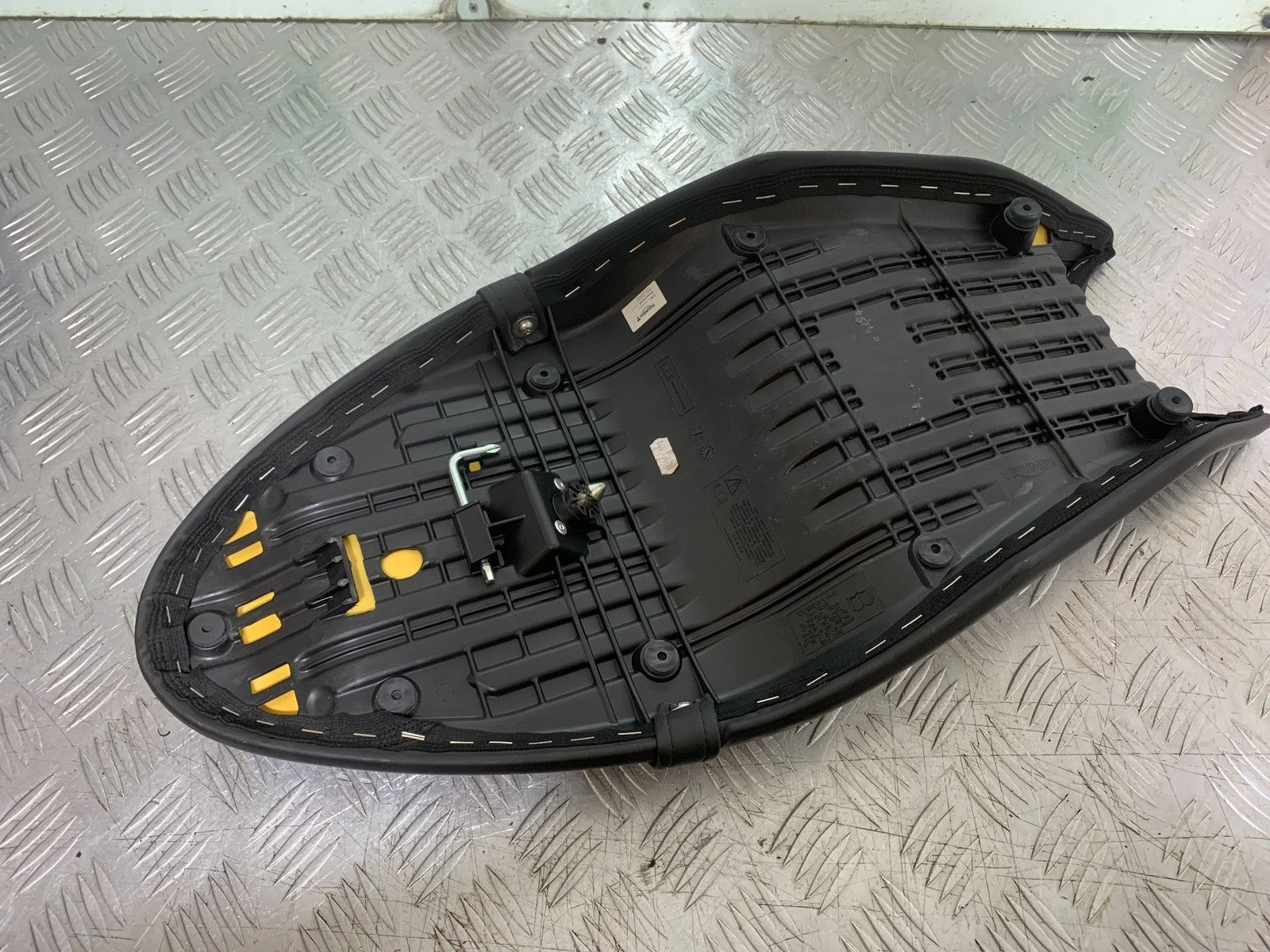 TRIUMPH TRIDENT 660 SEAT  YEAR 2021-2024 (CMB1295)