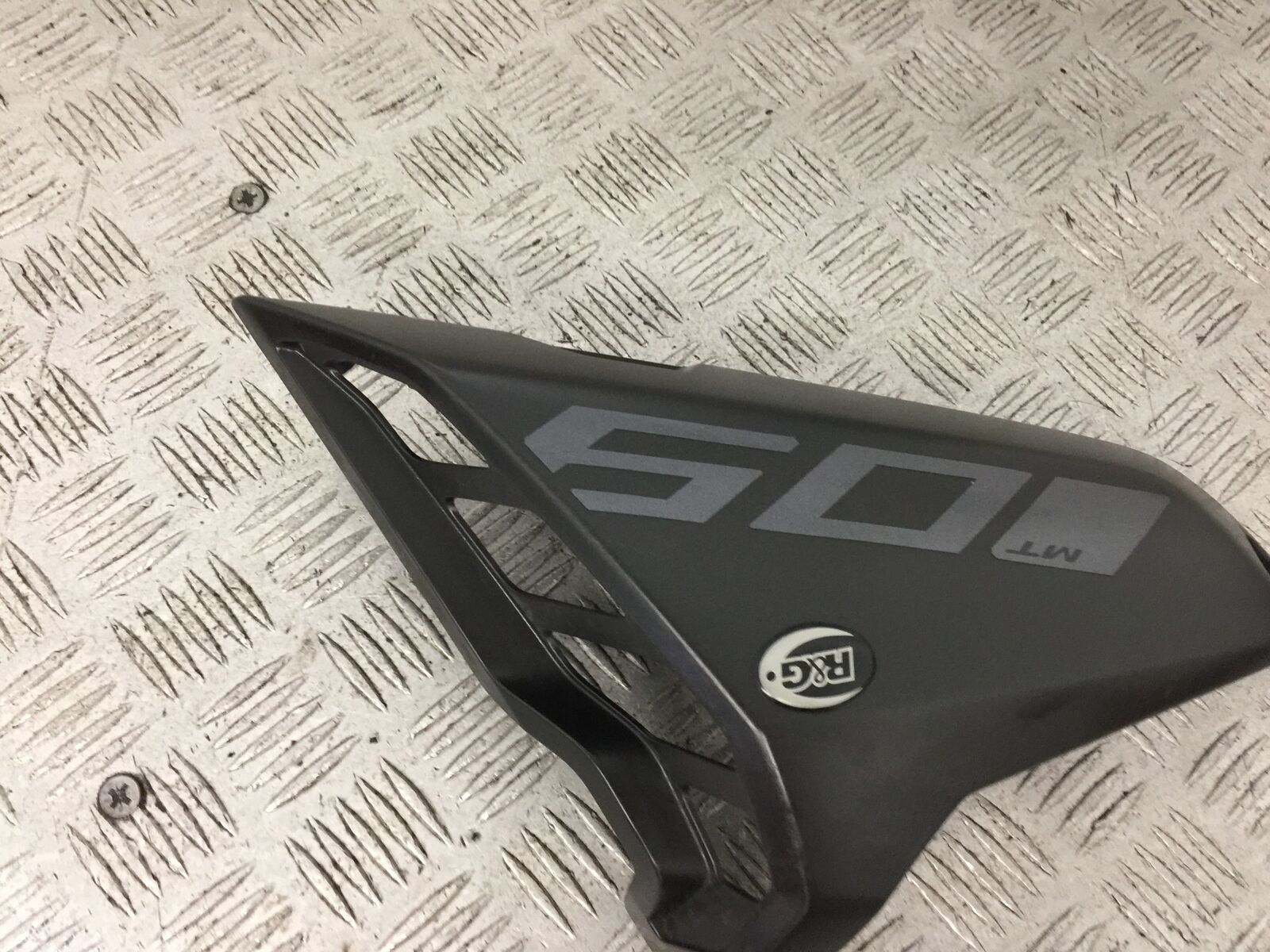 YAMAHA MT09 MT-09 RIGHT FAIRING PANEL  YEAR 2018 (STOCK 906)