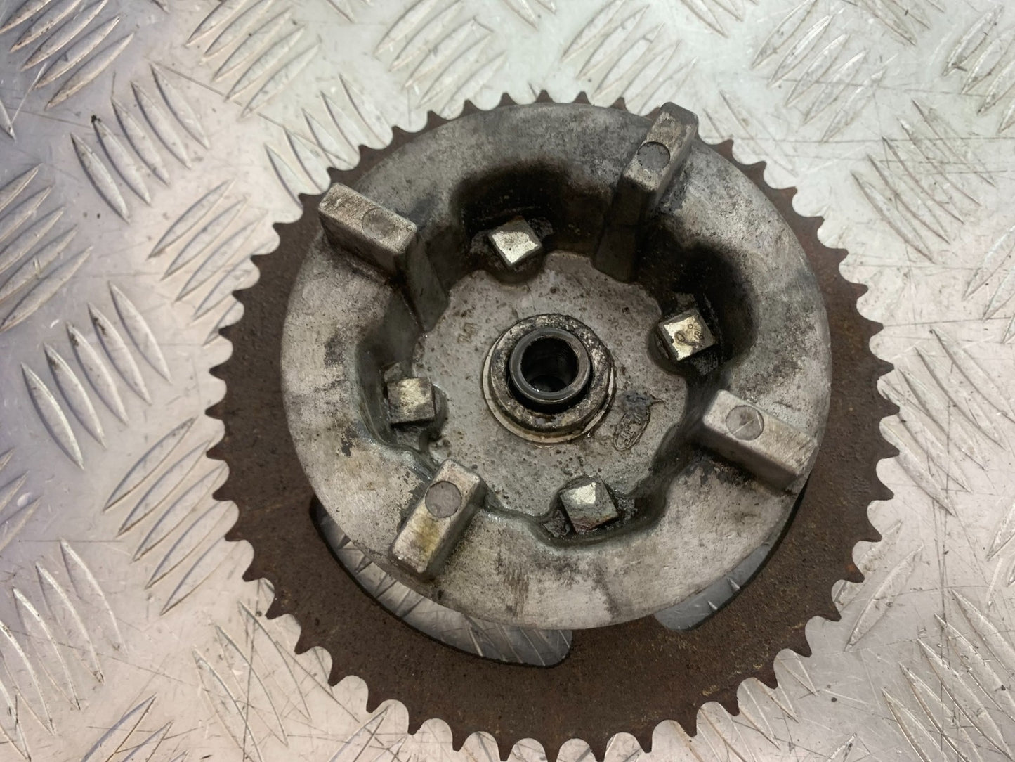 SINNIS TERRAIN 125 SPROCKET CARRIER YEAR 2017-2020 (CMB1241)