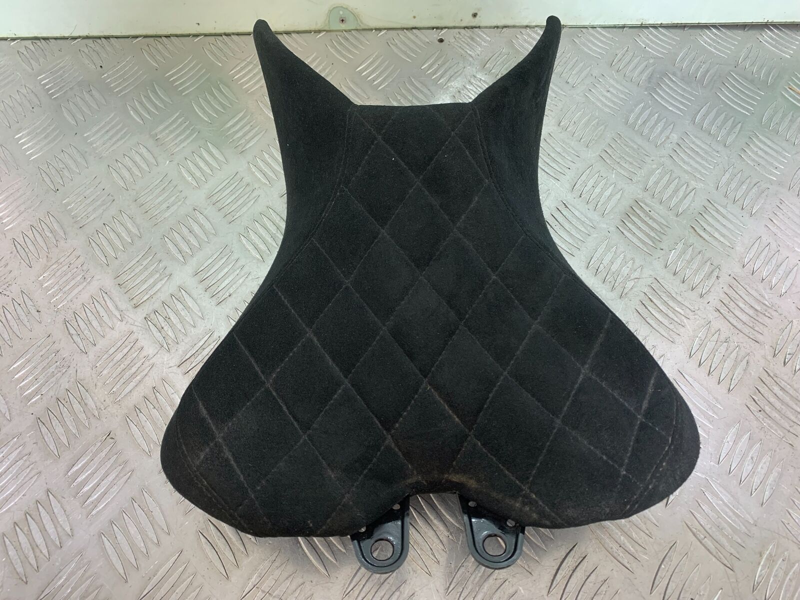 TRIUMPH 1050 SPEED TRIPLE RS SUEDE FRONT SEAT YEAR 2018-2020 (CMB1029)