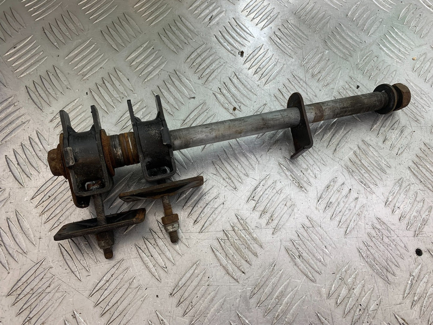HONDA CBF600 CBF 600 REAR WHEEL SPINDLE  YEAR 2004-07  (CMB1305)