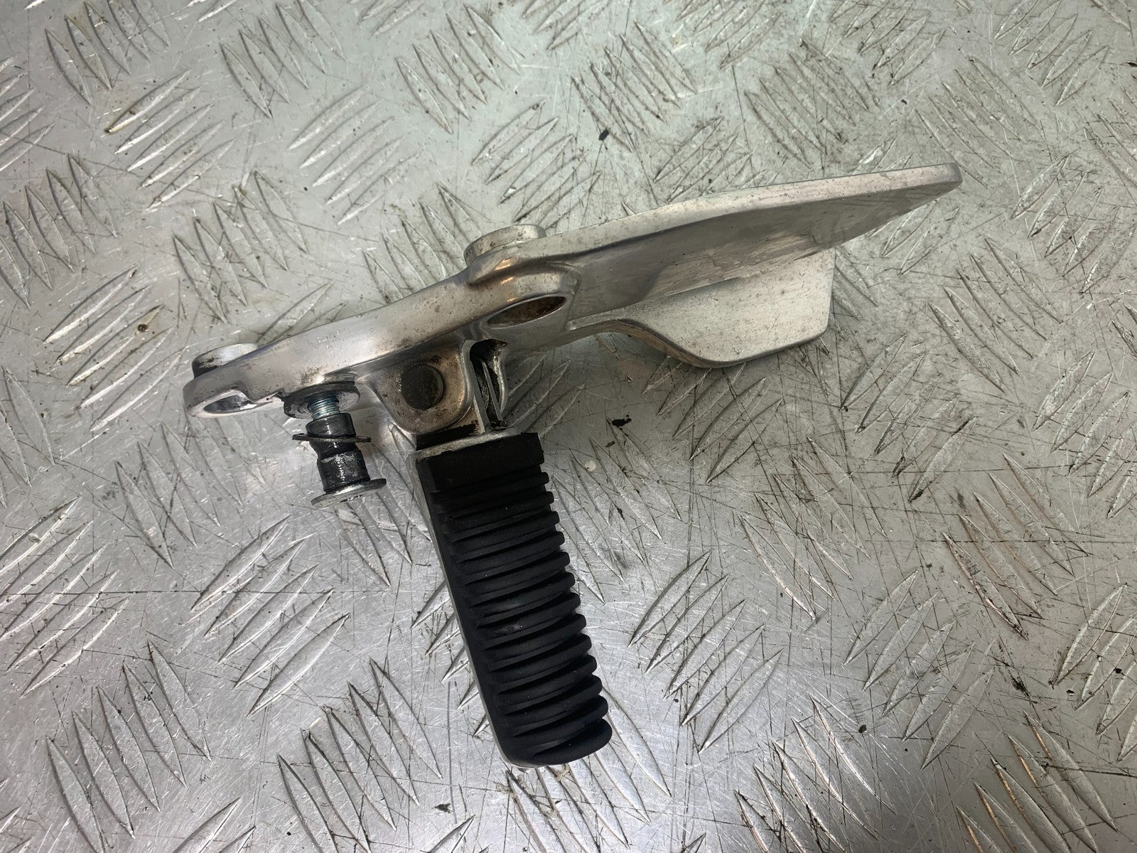 YAMAHA XJ900 XJ 900 DIVERSION FRONT LEFT HANGER AND PEG YEAR 1994-2002 (CMB1292)