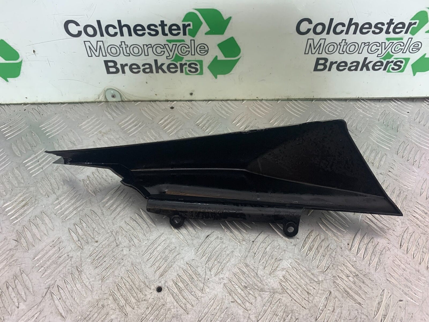 YAMAHA XT125 X XT 125 X RIGHT SEAT PANEL  2005-2011 (CMB1097)
