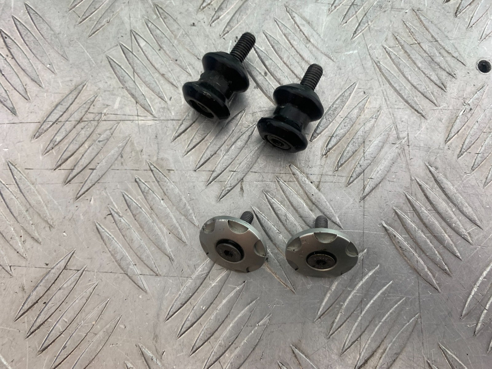 TRIUMPH 675 STREET TRIPLE BAR END WEIGHTS + SWINGARM BOBBINS  2013-2016(CMB1186)