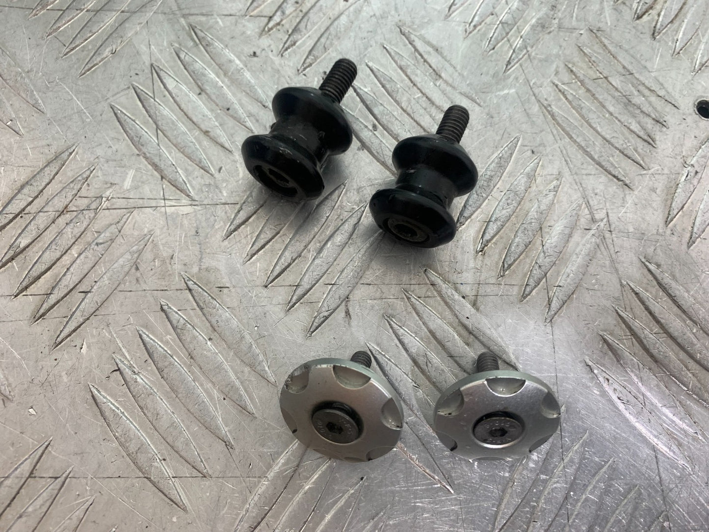 TRIUMPH 675 STREET TRIPLE BAR END WEIGHTS + SWINGARM BOBBINS  2013-2016(CMB1186)