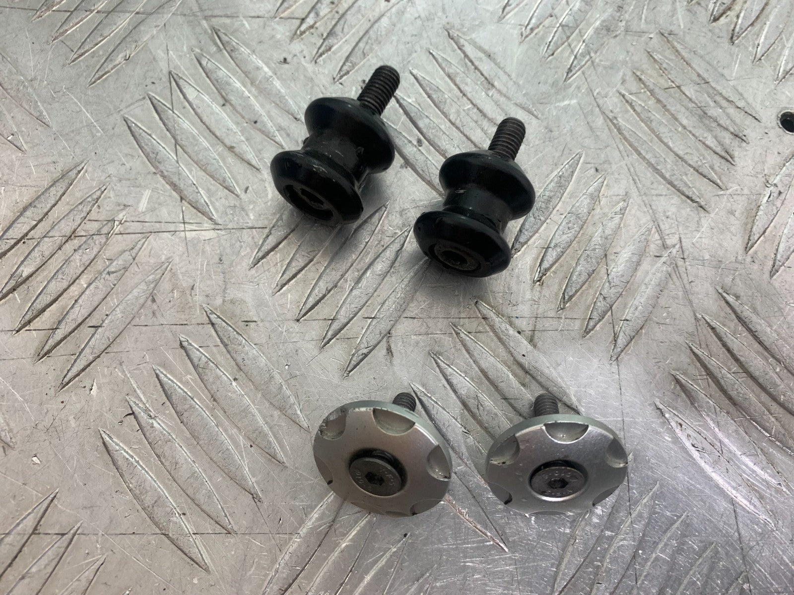 TRIUMPH 675 STREET TRIPLE BAR END WEIGHTS + SWINGARM BOBBINS  2013-2016(CMB1186)