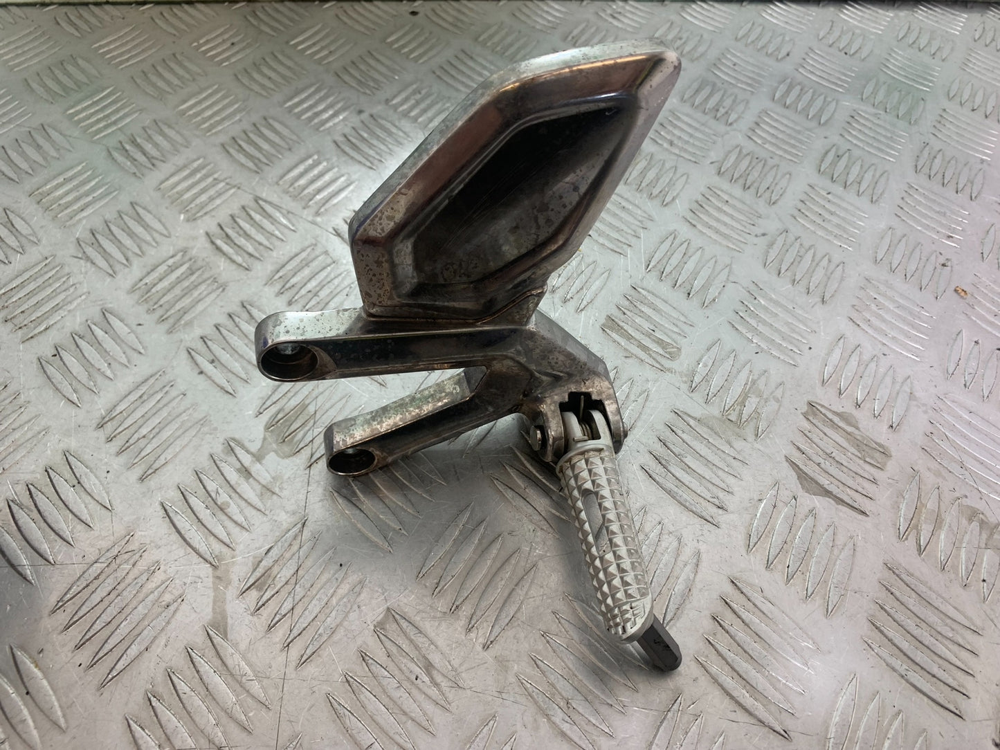 TRIUMPH TRIDENT 660 FRONT LEFT HANGER AND PEG YEAR 2021-2024 (CMB1148)