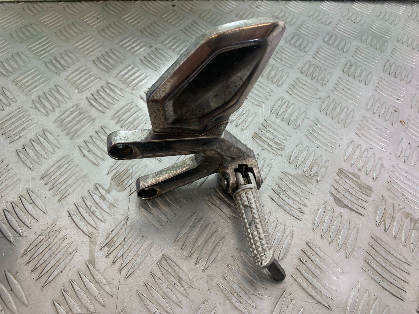 TRIUMPH TRIDENT 660 FRONT LEFT HANGER AND PEG YEAR 2021-2024 (CMB1148)
