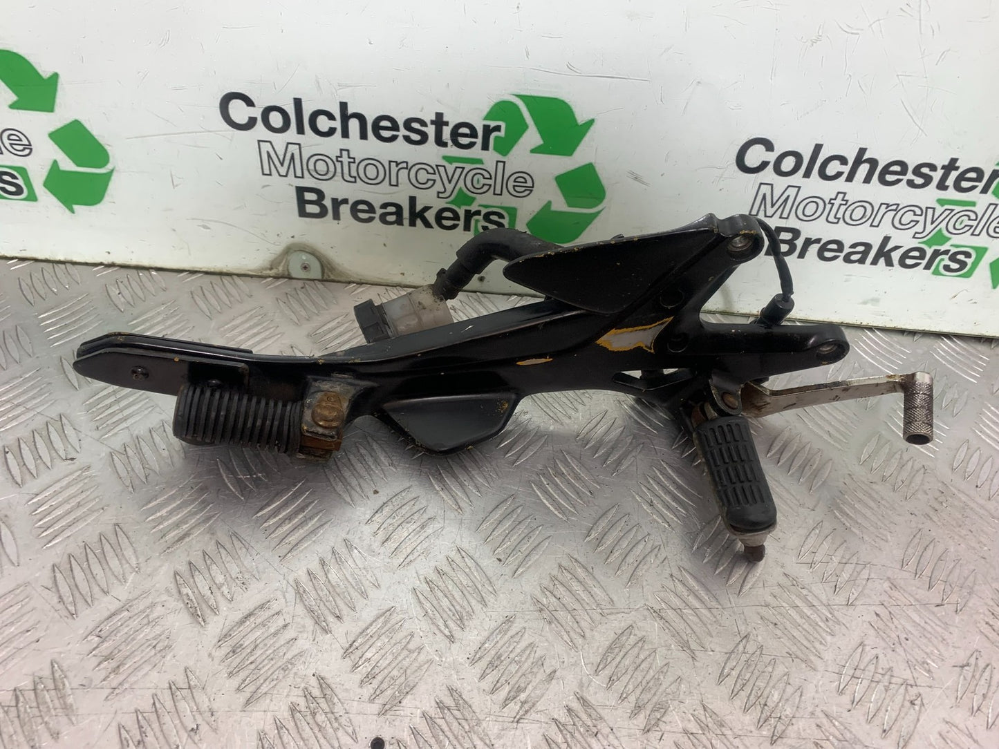 HONDA CBF600 CBF 600 RIGHT HANGER AND PEGS  YEAR 2004-07  (CMB1305)