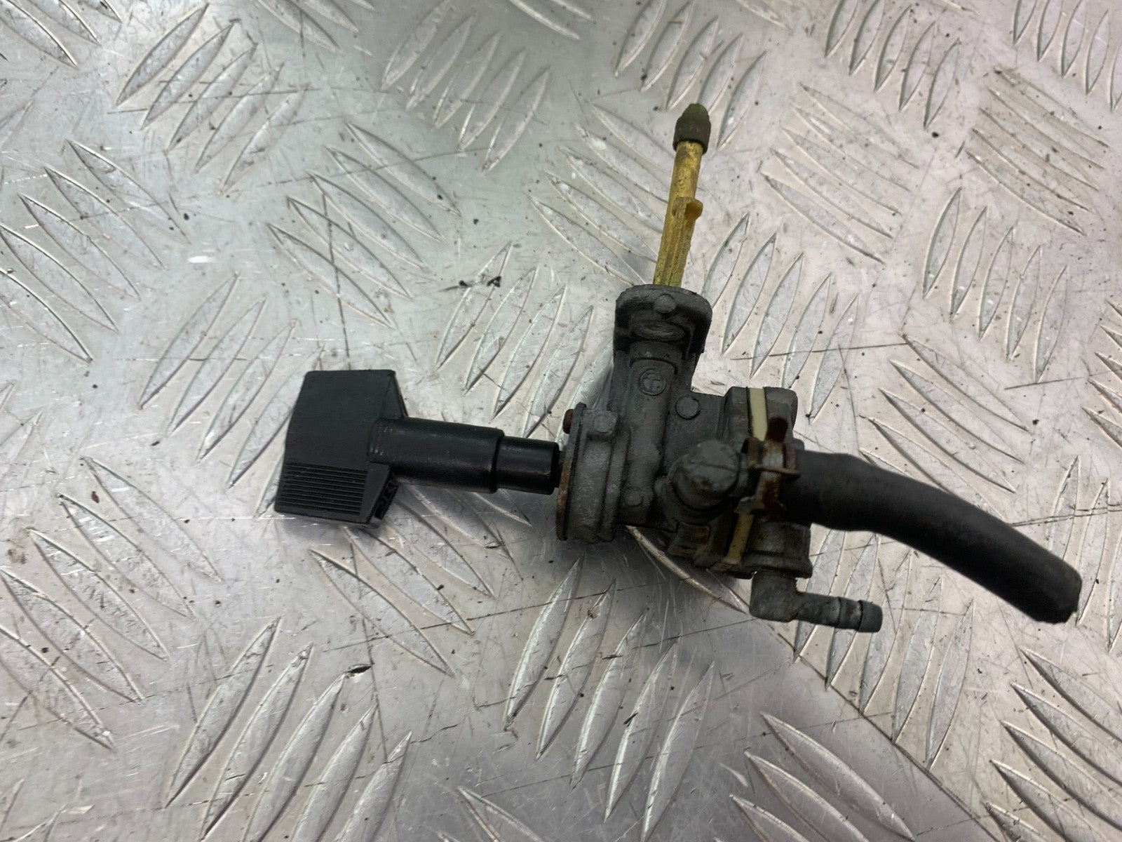 SUZUKI GSF600 GSF 600 BANDIT PETROL TAP   2000-2004 (CMB1269)