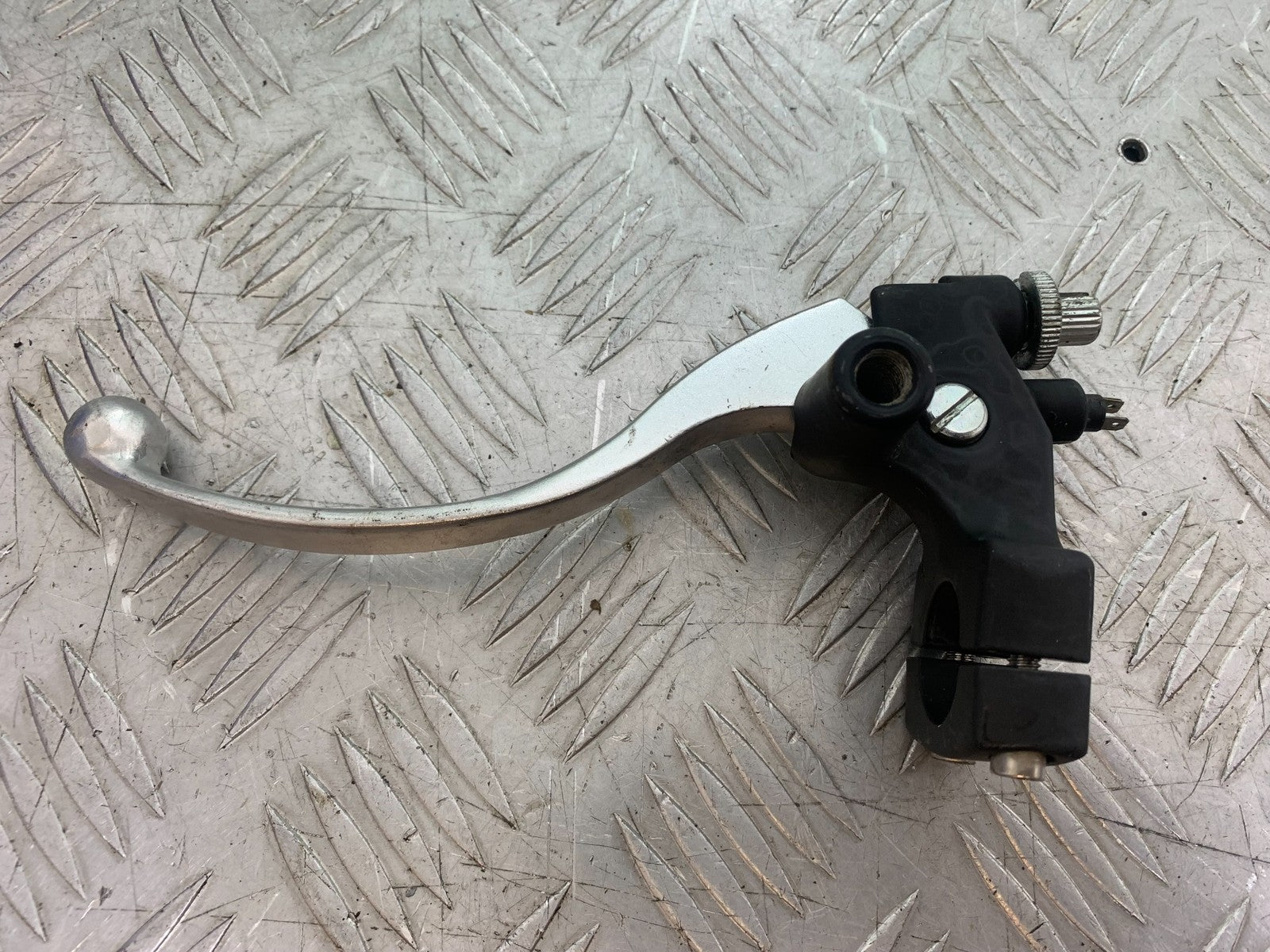 SINNIS HOODLUM 125 CLUTCH LEVER AND BREACKET YEAR 2021-2025 (CMB1196)