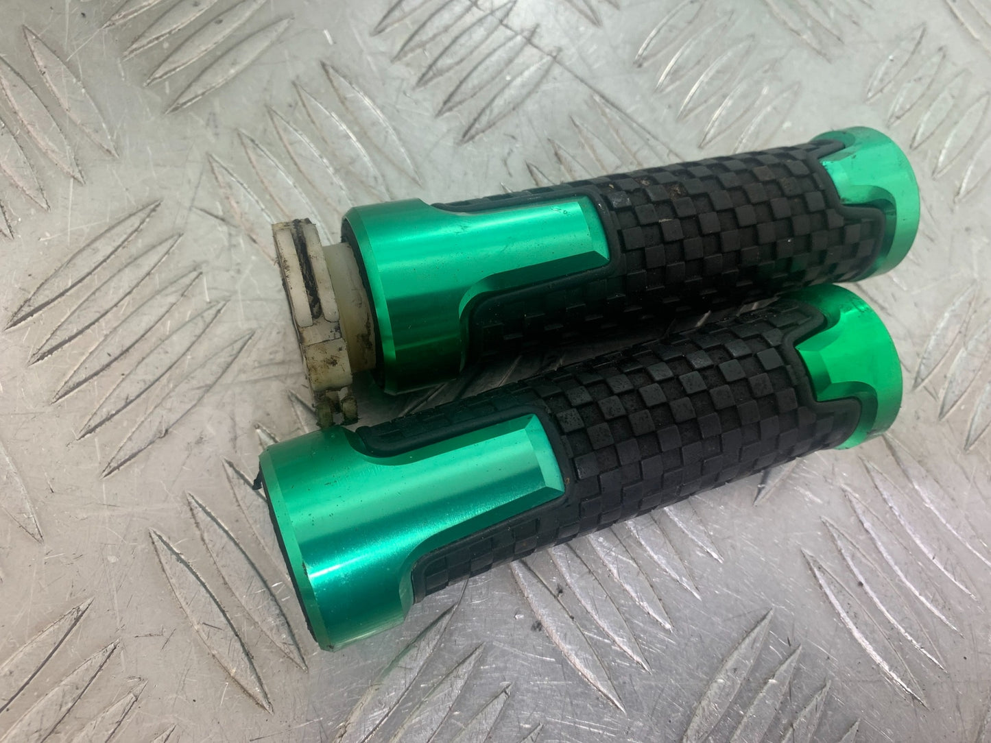 KAWASAKI GT550 GT 550 THROTTLE TWIST GRIP  YEAR 1984-87 (CMB1141)