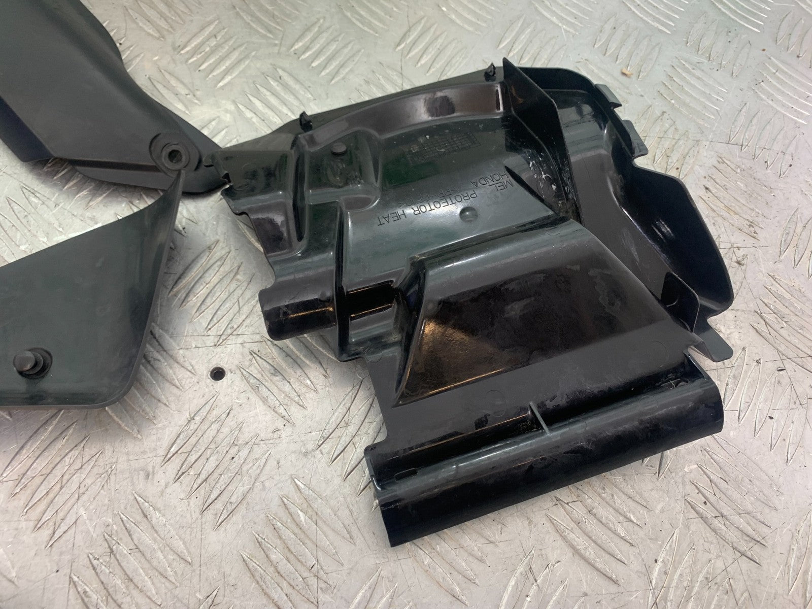HONDA CBR1000 rr FIREBLADE BOTTOM INFILL PANELS  YEAR 2006 (CMB1220)