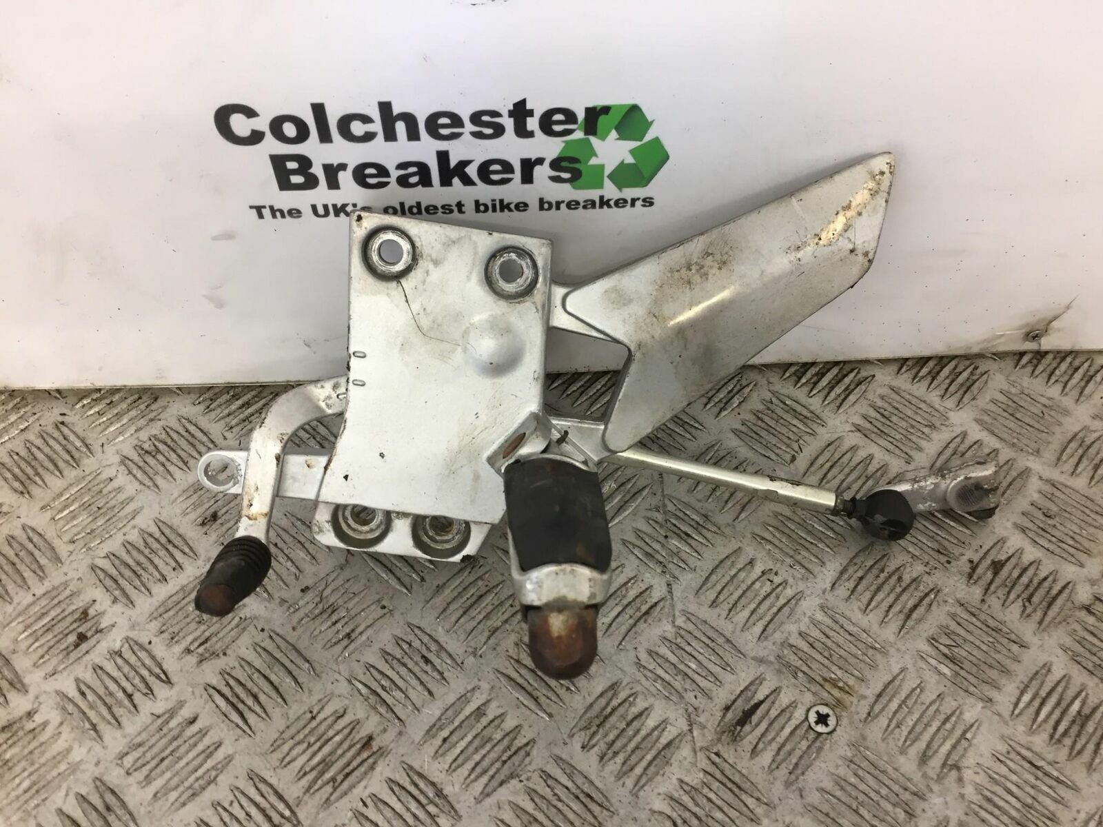 YAMAHA FJR1300 FJR 1300 FRONT LEFT HANGER    YEAR 2002