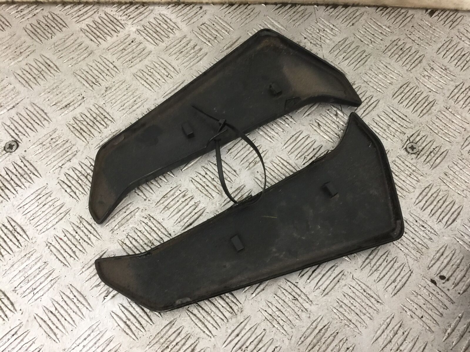 YAMAHA MT09 MT-09 LEFT AND RIGHT RADIATOR COVERS YEAR 2018 (STOCK 906)