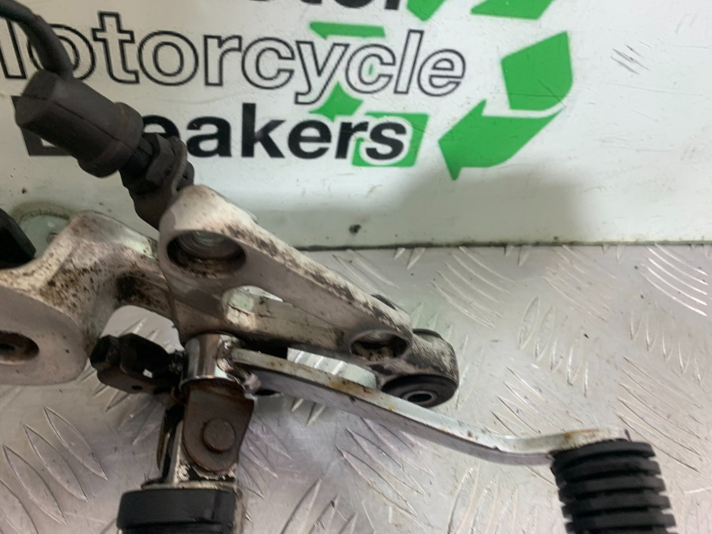 YAMAHA FZS600 FAZER 600 FRONT RIGHT HANGER YEAR 1998-2001 (CMB1267)