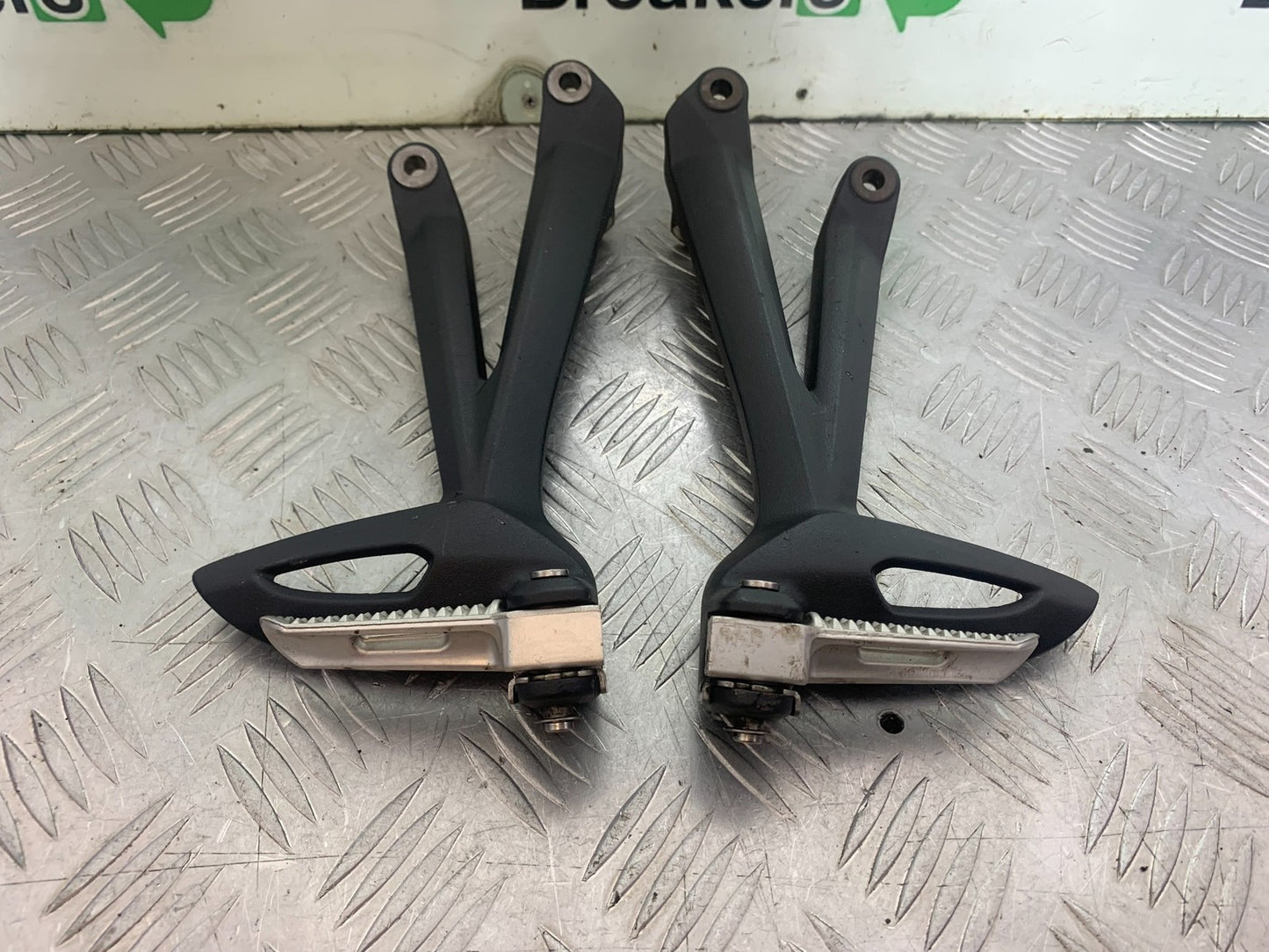 TRIUMPH 675 STREET TRIPLE REAR HANGERS AND PEGS  2013-2016 (CMB1186)