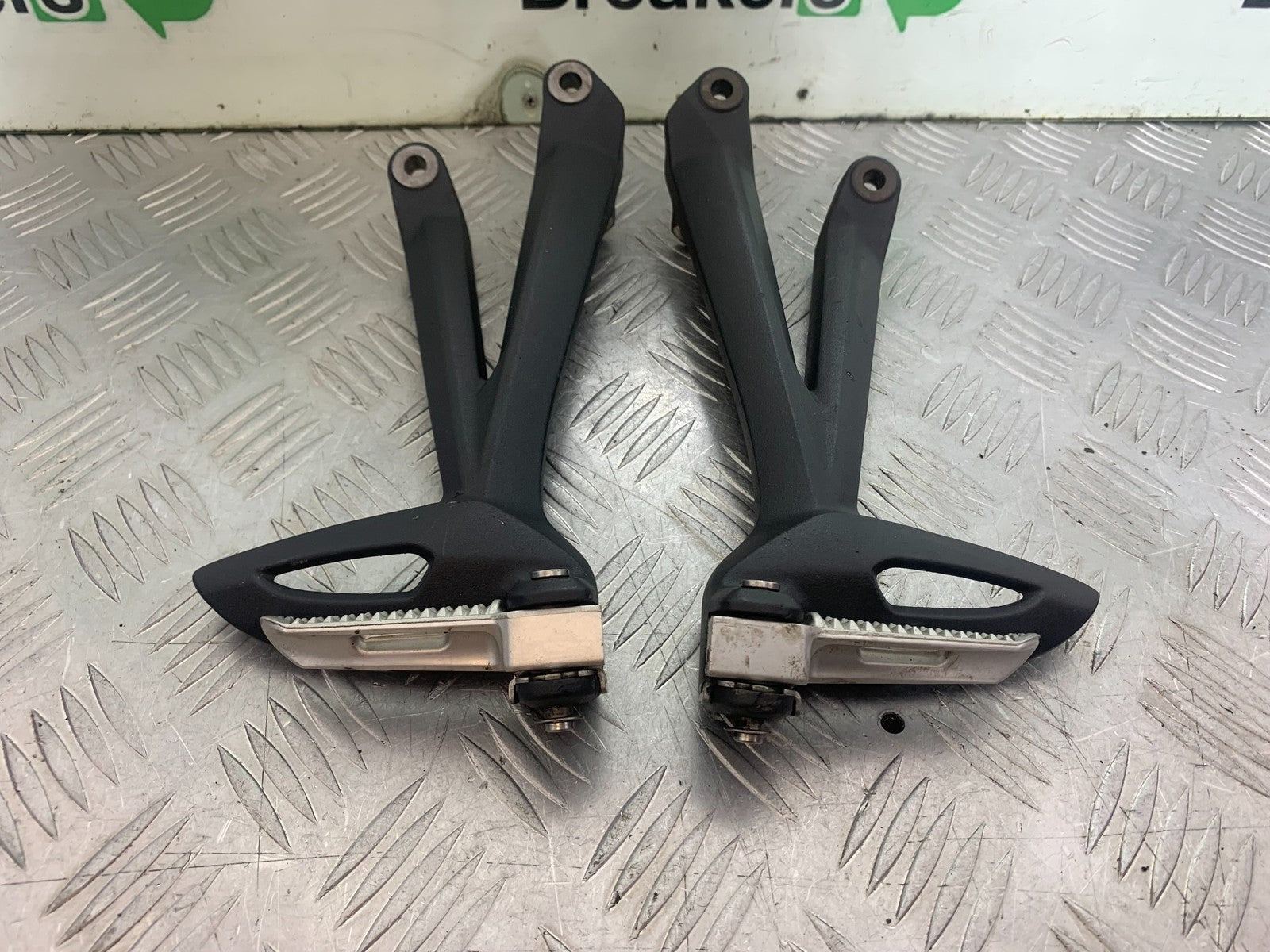 TRIUMPH 675 STREET TRIPLE REAR HANGERS AND PEGS  2013-2016 (CMB1186)