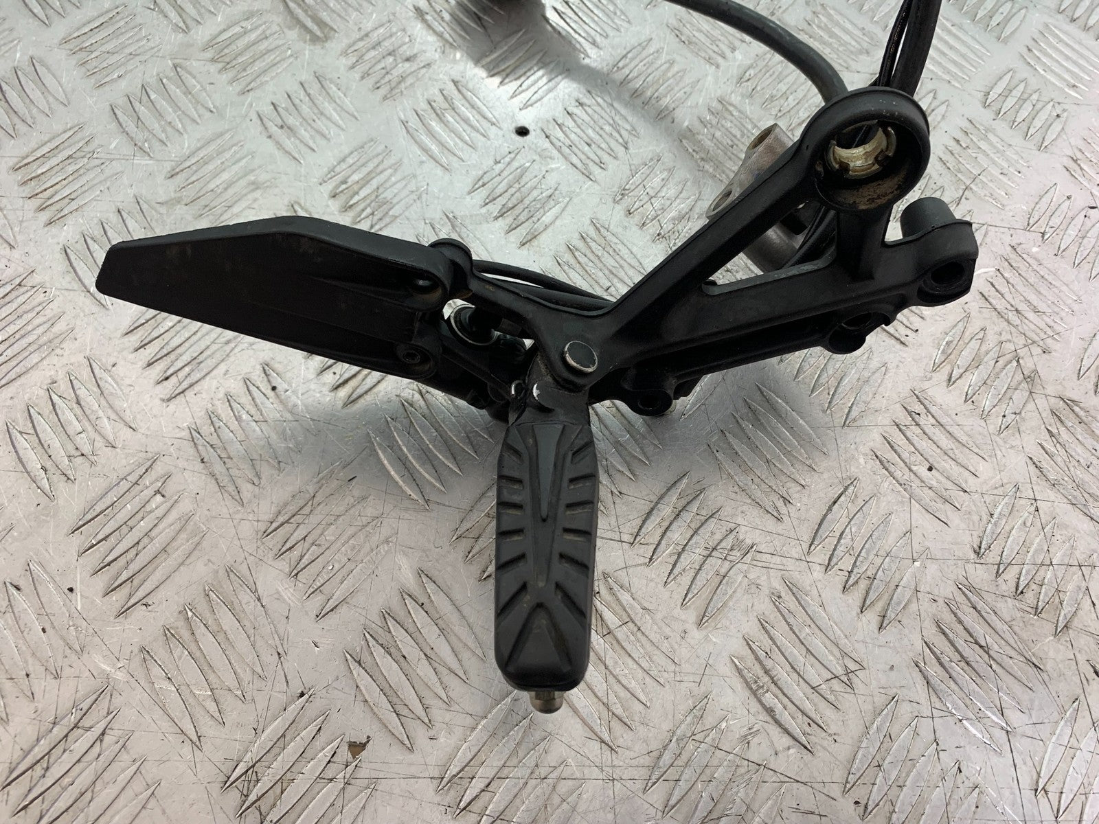 KTM 125 DUKE FRONT RIGHT HANGER   YEAR 2018-2023 (CMB1185)
