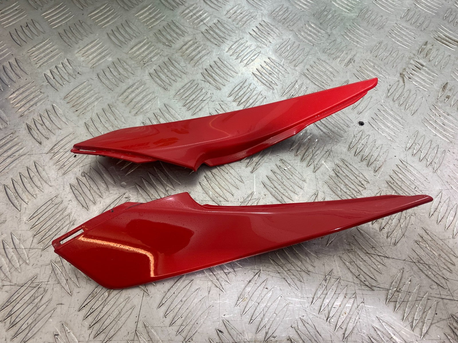 HONDA CBR1000 rr FIREBLADE LEFT & RIGHT SEAT INFILLS YEAR 2012-2016 (CMB1198)