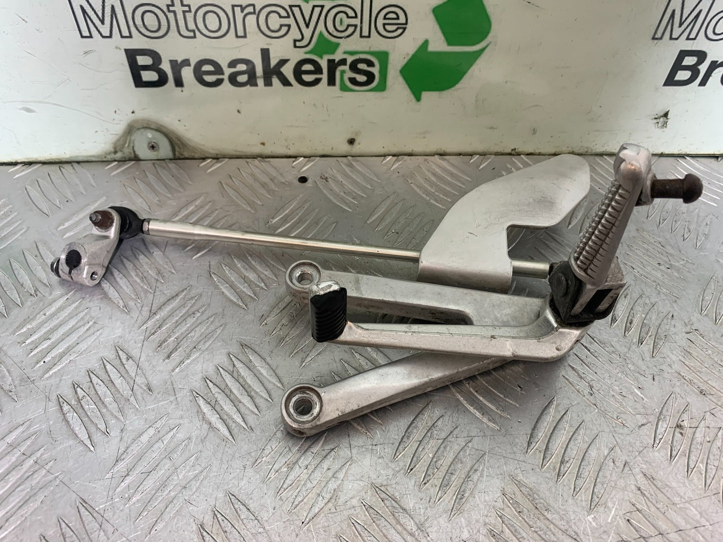 YAMAHA YZF R1 4XV FRONT LEFT HANGER YEAR 1998-99 (CMB1291)