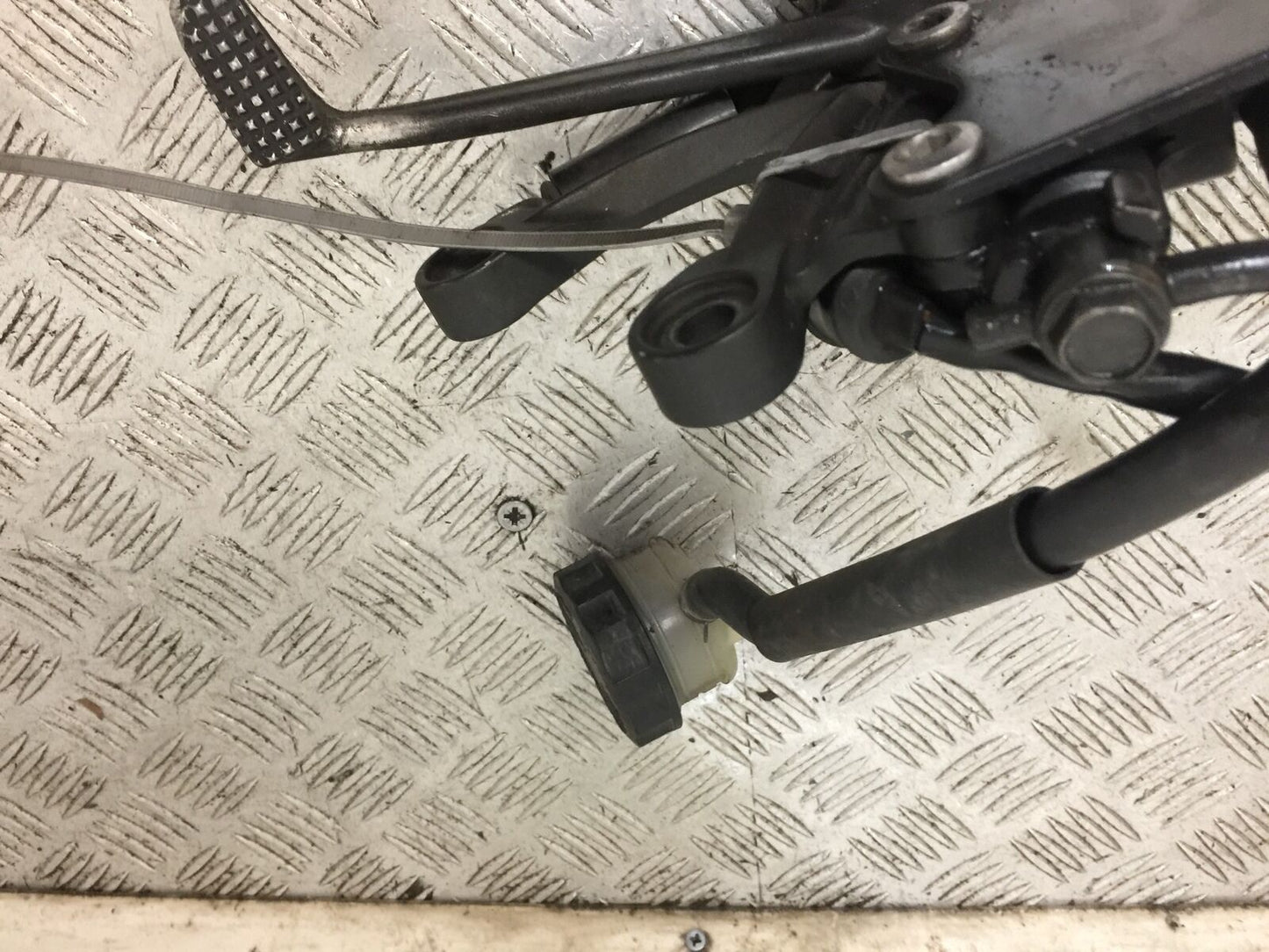 KAWASAKI ZX6R FRONT RIGHT HANGER  YEAR 2009-2012  (STOCK 897)