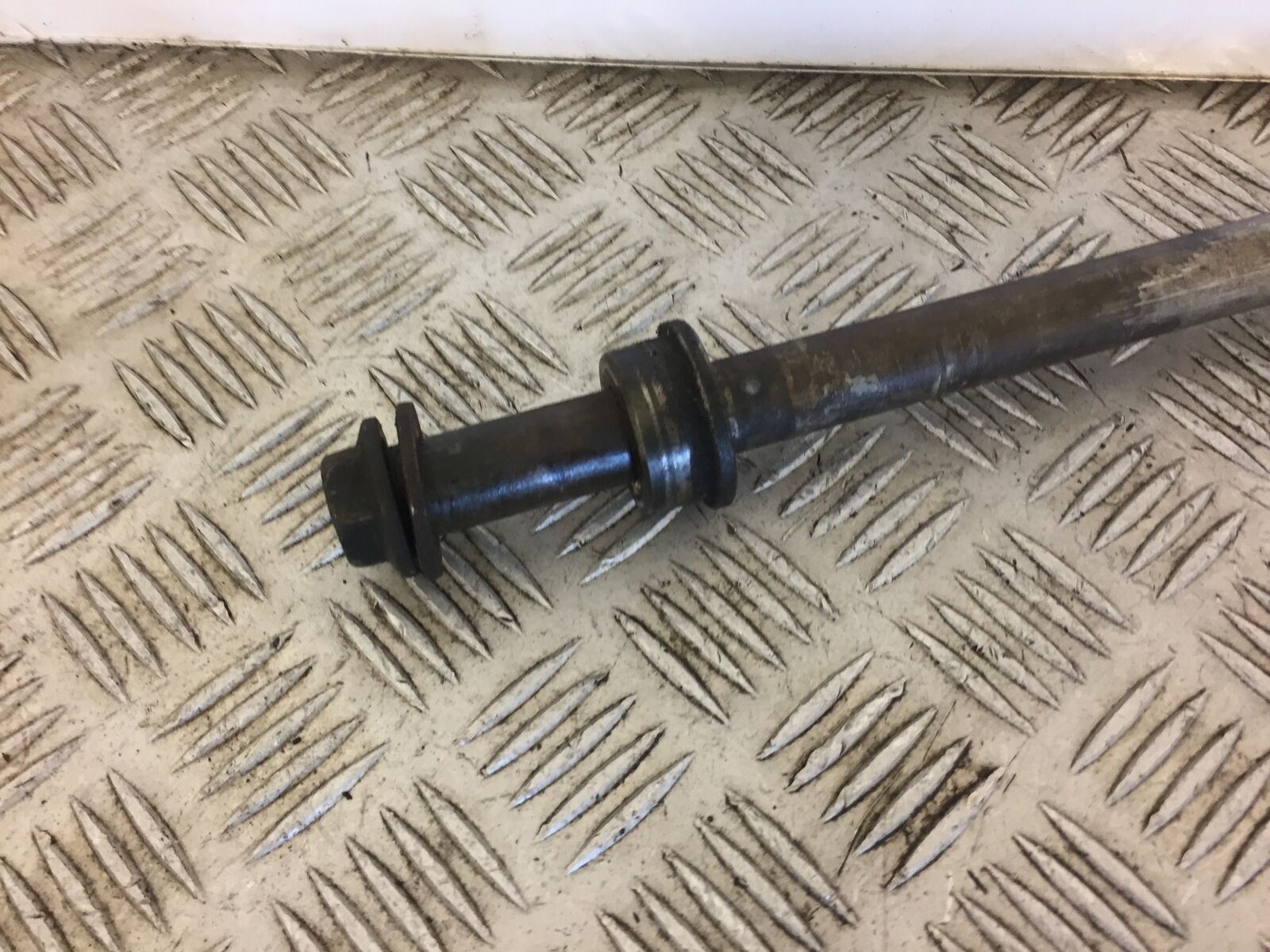 KAWASAKI ER6 F REAR WHEEL SPINDLE   YEAR 2006