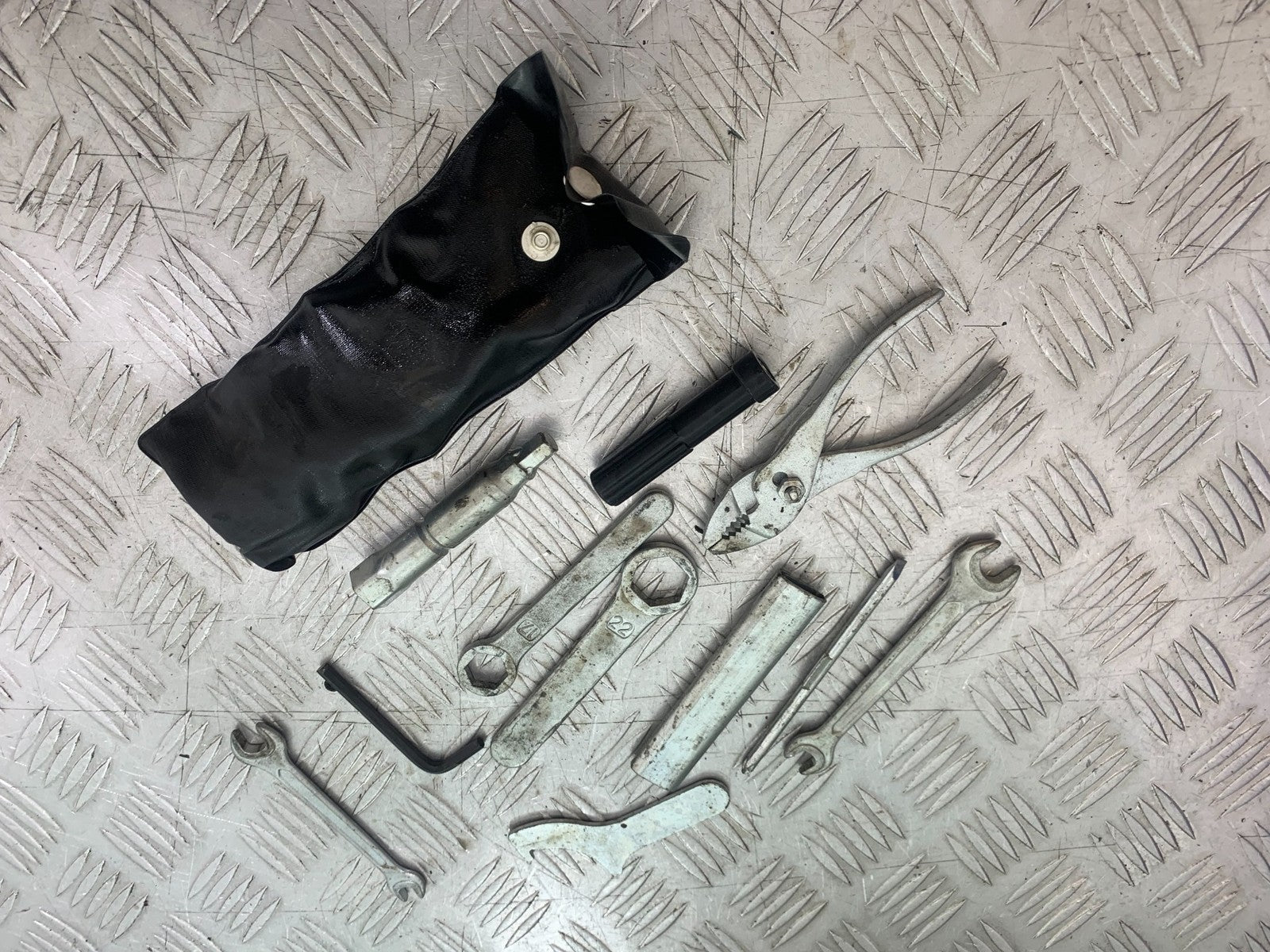 HONDA XL125 VARADERO TOOL KIT  YEAR 2001-2006  (CMB1210)