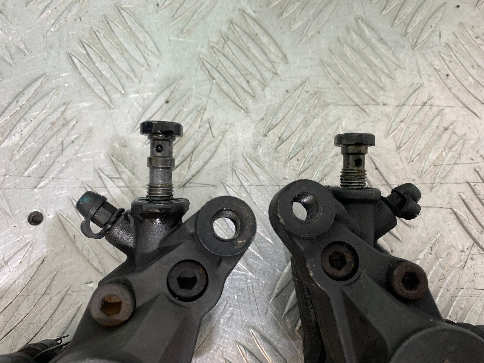 TRIUMPH 955i DAYTONA FRONT BRAKE CALIPERS YEAR 2002-2006 (CMB1229)