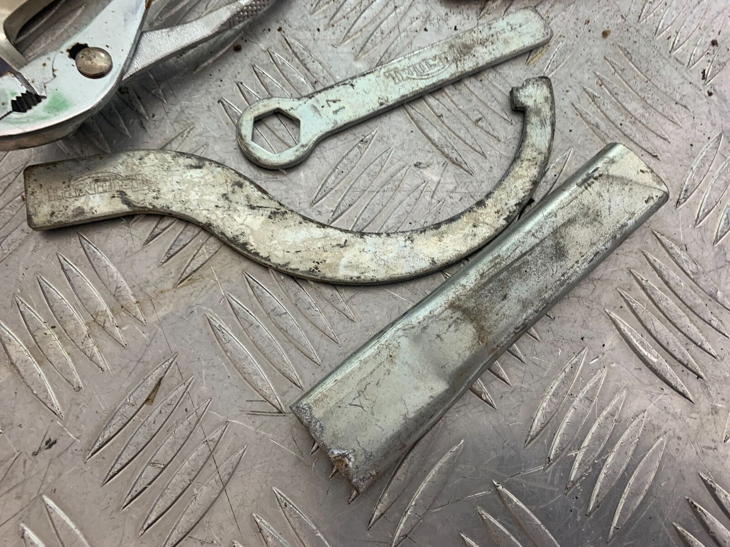 TRIUMPH 955i SPRINT ST TOOLS  YEAR 1999-2004 (CMB1124)