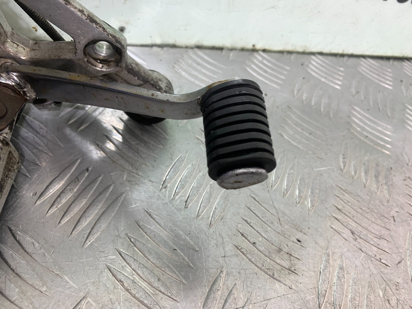YAMAHA FZS600 FAZER 600 FRONT RIGHT HANGER YEAR 1998-2001 (CMB1267)