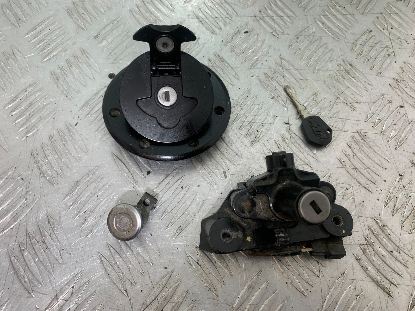 KTM DUKE 125 LOCKS AND KEY YEAR 2017-2022 (CMB1222)