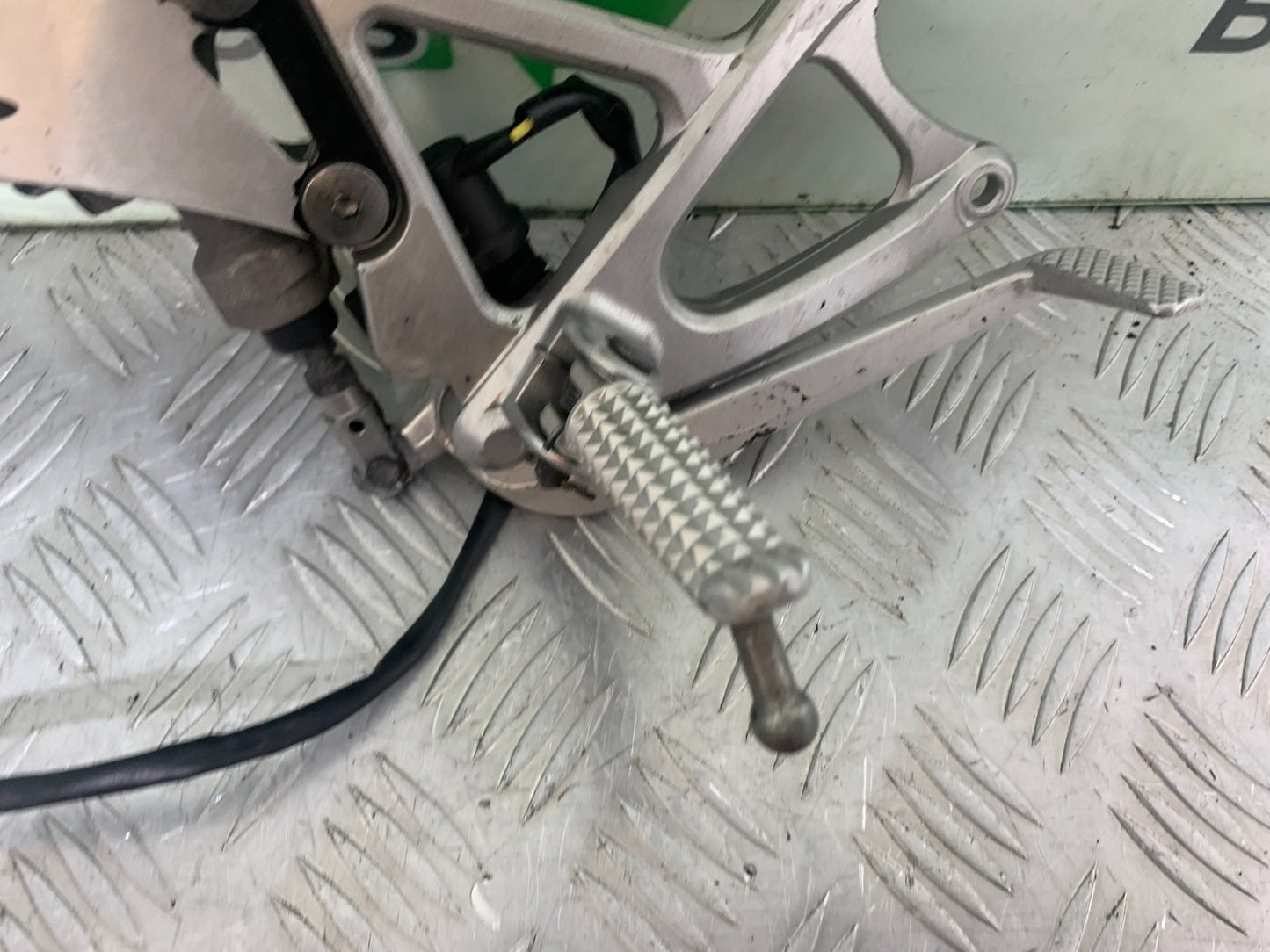 YAMAHA YZF R1 14 B BIG BANG FRONT RIGHT HANGER   2009-14 (CMB1175)