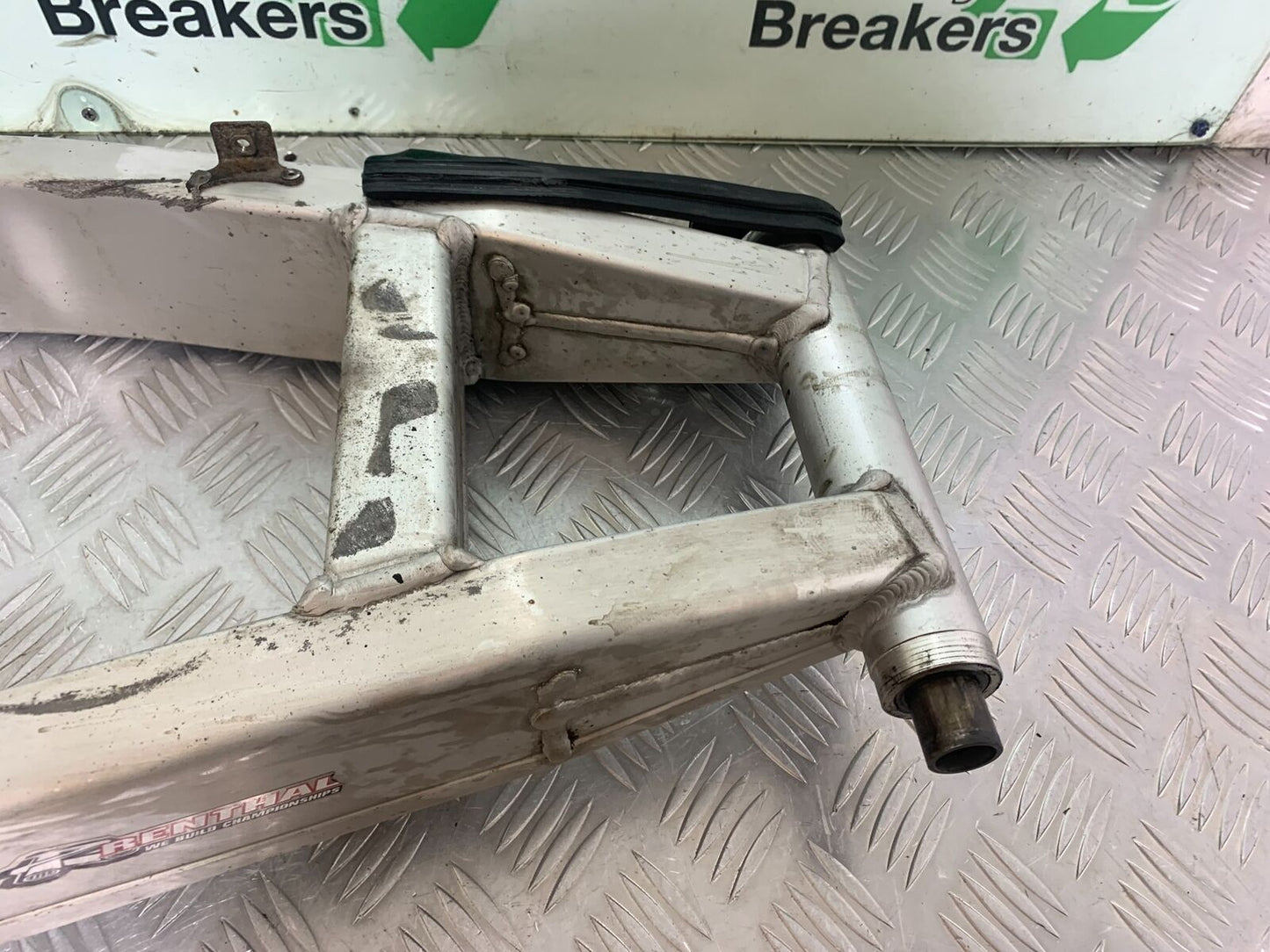 YAMAHA XJR1300 XJR 1300 SWINGARM YEAR 1999-2003 (CMB1055)